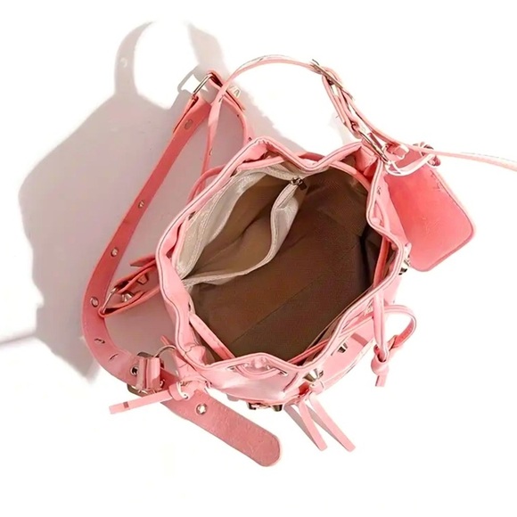 Pink Rivet Pleather Bucket Bag w/Shoulder Strap, Pouch, & ❤️ Shaped Mirror, NWOT - Picture 3 of 9